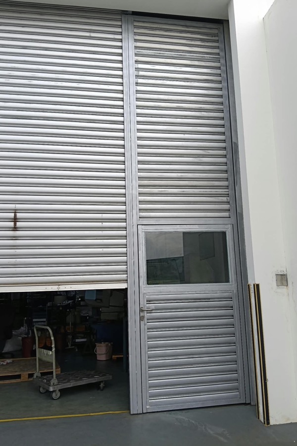 Roller shutter system with integrated pedestrian access door